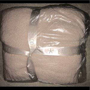Barefoot Dreams Blanket. Brand new! Beige